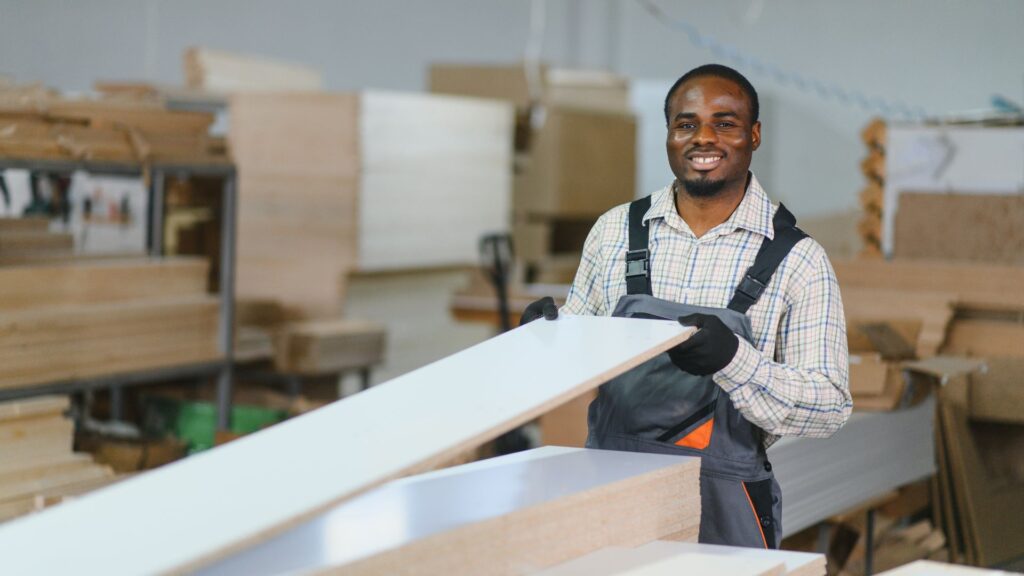 Equipo logístico de mudanzas en Cali coordinando transporte y entrega puntual.