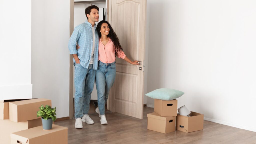 Pareja feliz empacando sus pertenencias para una mudanza sin preocupaciones en Cali.