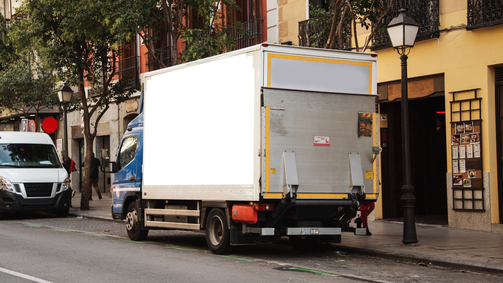 Transporte seguro de muebles durante mudanzas en Cali con vehículos modernos.